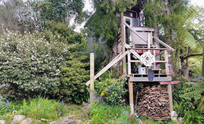 The Treehut At The Rabbithole, Upper Hutt Hotel Akatarawa Exterior photo